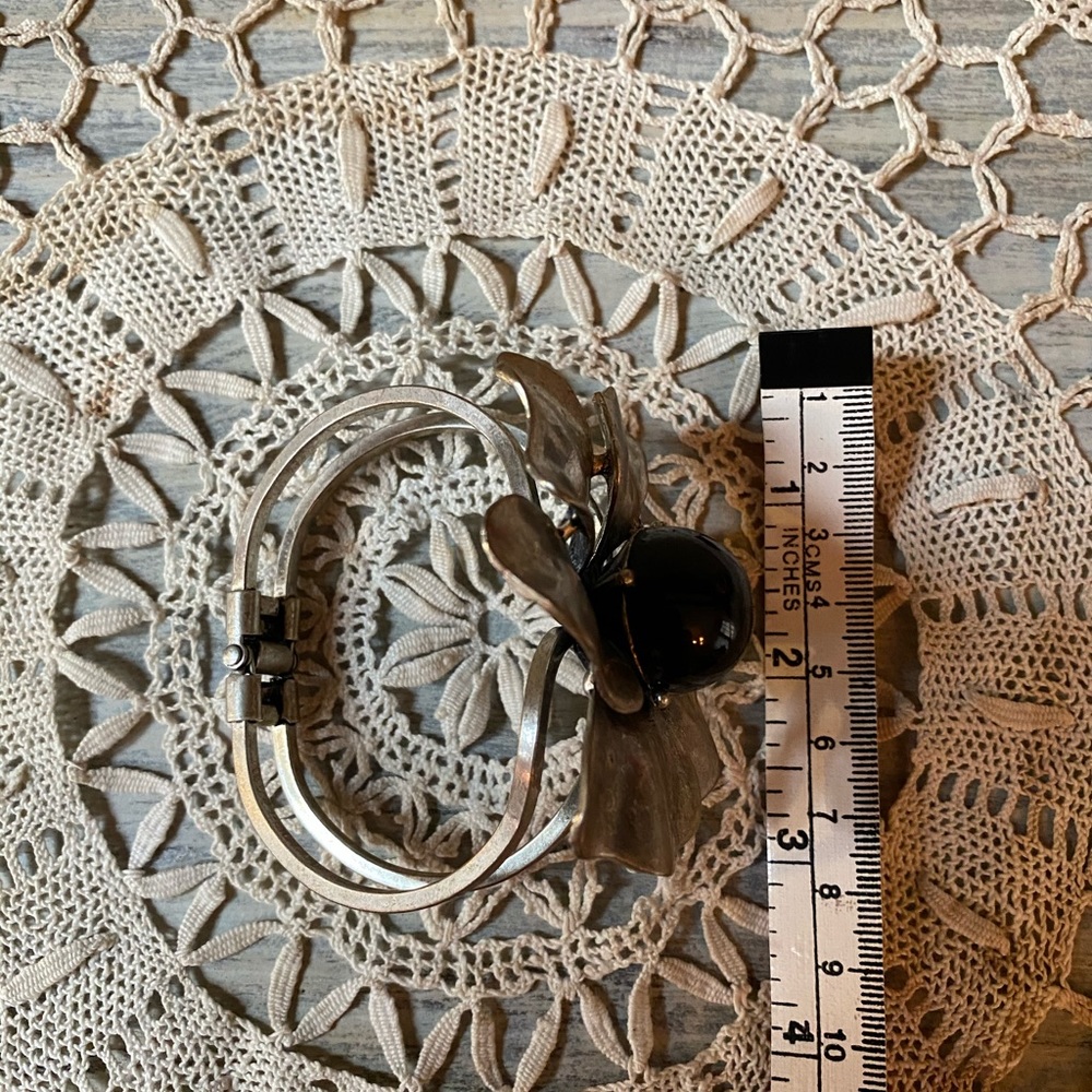 🖤Vintage Metal Bracelet with Flower Design 🖤